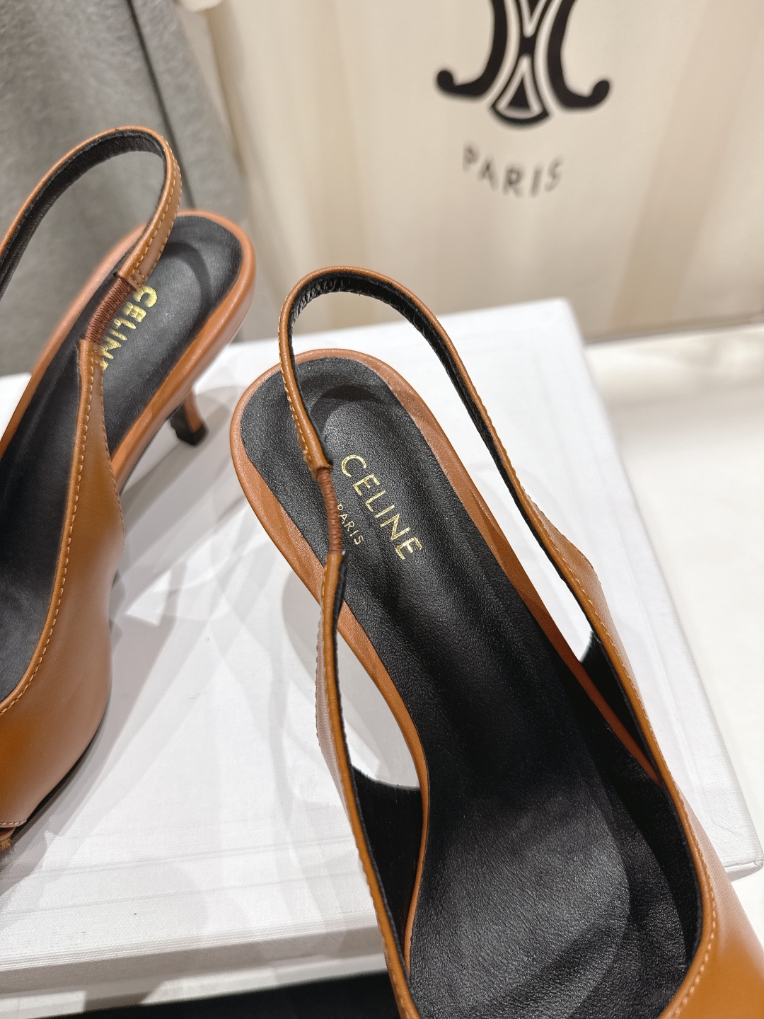 高版本出厂
CELINE/赛琳2025ss夏季新品简易尖头高跟凉鞋～
复古简约又时尚 上脚舒适.百搭.显