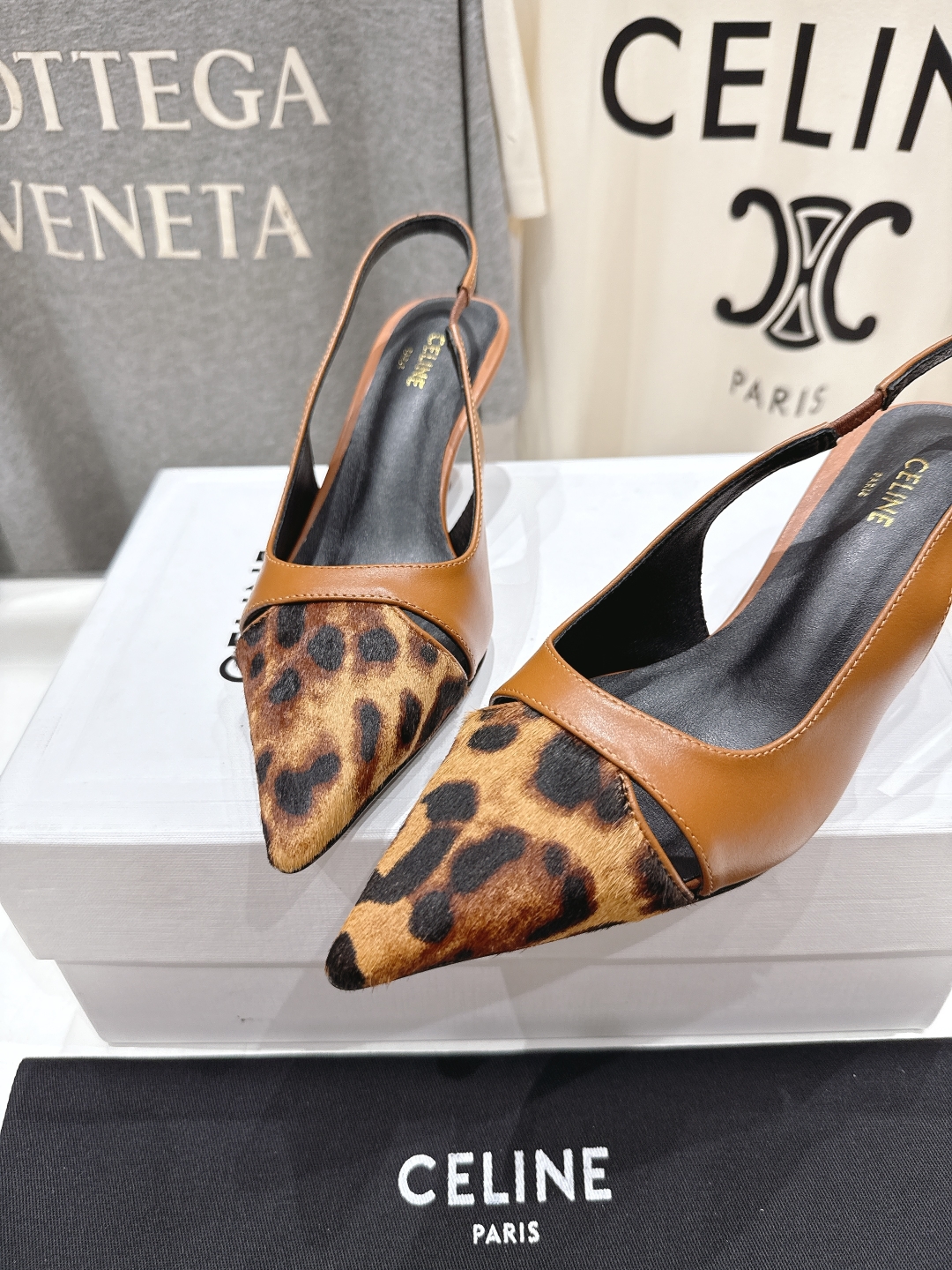 高版本出厂
CELINE/赛琳2025ss夏季新品简易尖头高跟凉鞋～
复古简约又时尚 上脚舒适.百搭.显