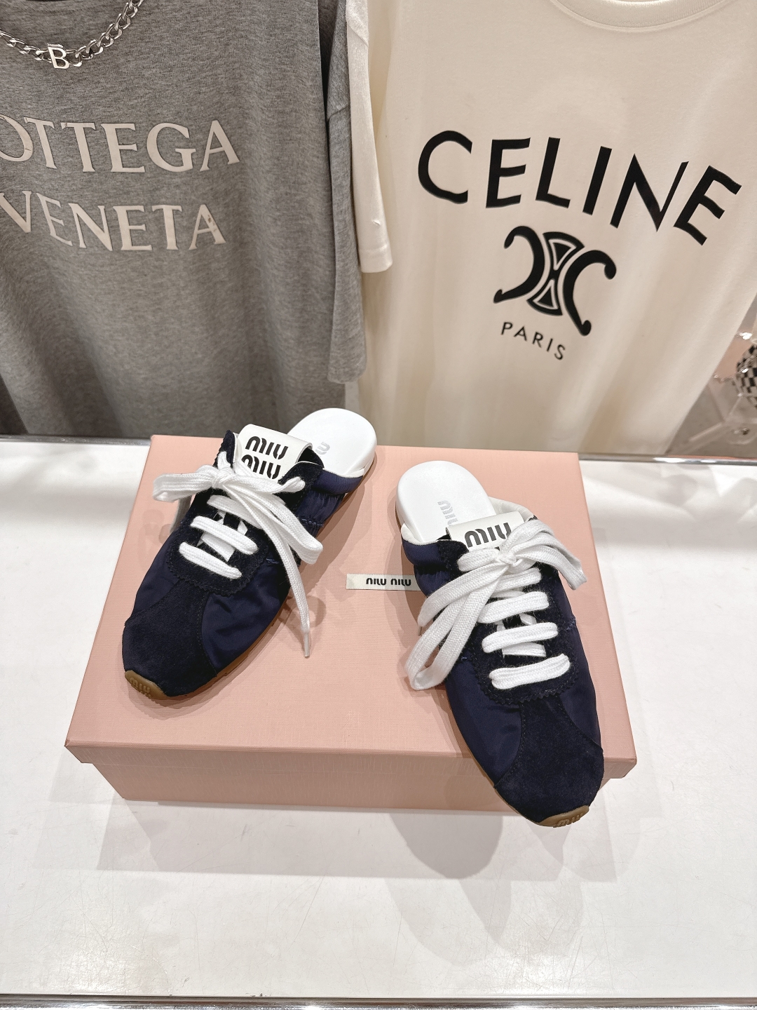 顶级出厂 布面
 MiuMiu 缪缪2025ss早春新品轻便半拖球鞋德训鞋休闲鞋，缪缪大秀上爆出的这双球