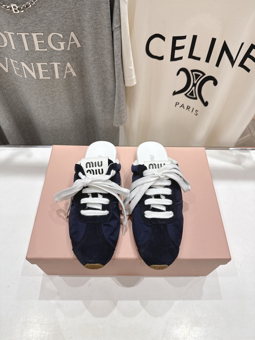 顶级出厂 布面
 MiuMiu 缪缪2025ss早春新品轻便半拖球鞋德训鞋休闲鞋，缪缪大秀上爆出的这双球