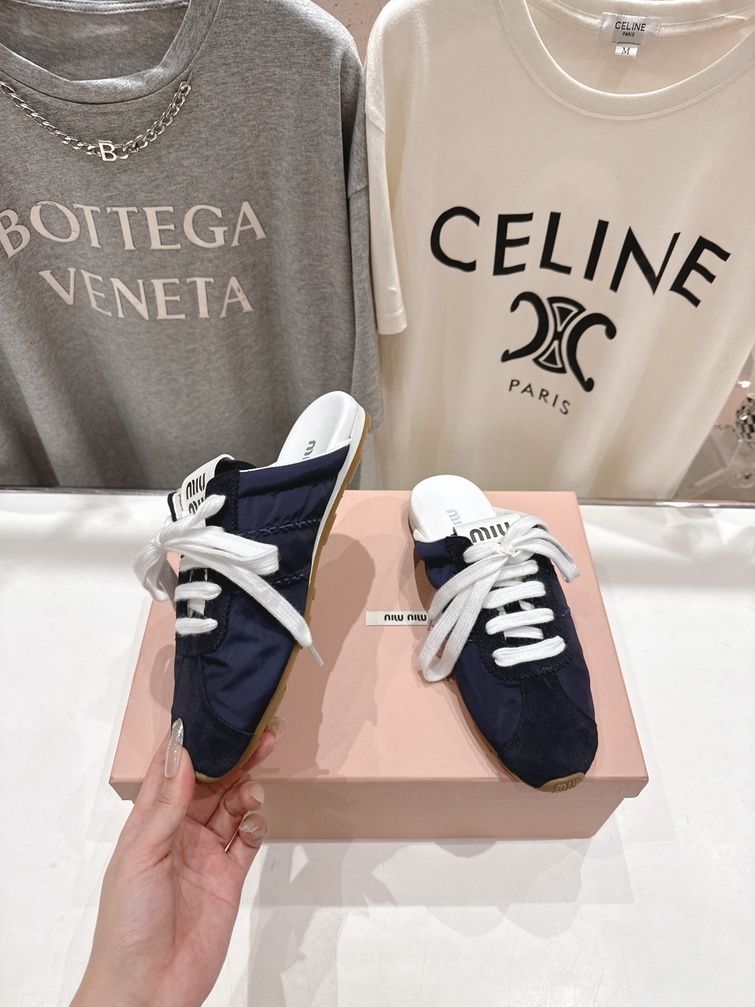 顶级出厂 布面
 MiuMiu 缪缪2025ss早春新品轻便半拖球鞋德训鞋休闲鞋，缪缪大秀上爆出的这双球
