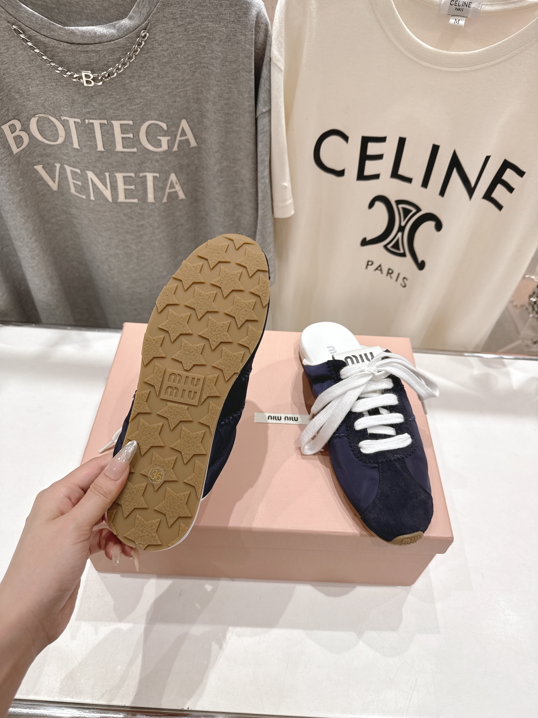 顶级出厂 布面
 MiuMiu 缪缪2025ss早春新品轻便半拖球鞋德训鞋休闲鞋，缪缪大秀上爆出的这双球