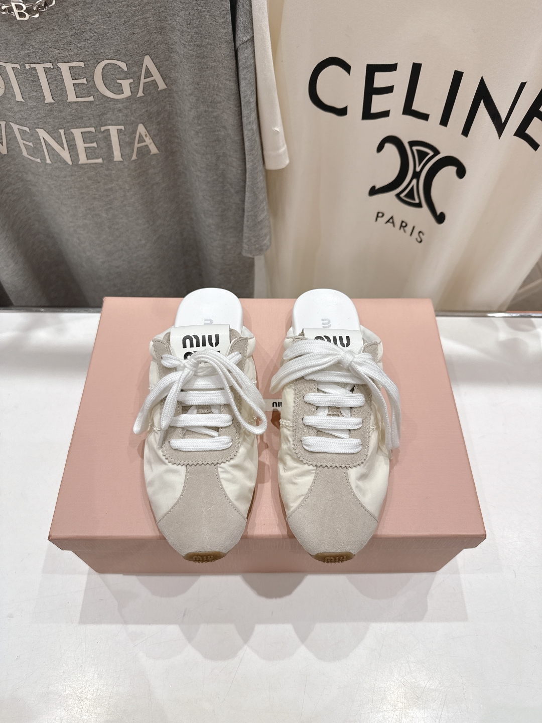 顶级出厂 布面
 MiuMiu 缪缪2025ss早春新品轻便半拖球鞋德训鞋休闲鞋，缪缪大秀上爆出的这双球