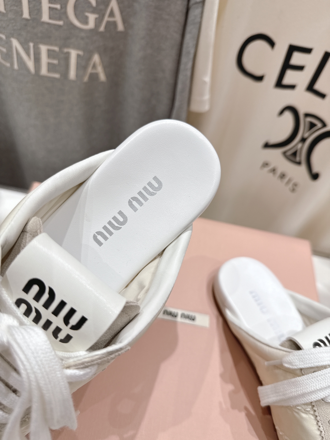 顶级出厂 布面
 MiuMiu 缪缪2025ss早春新品轻便半拖球鞋德训鞋休闲鞋，缪缪大秀上爆出的这双球