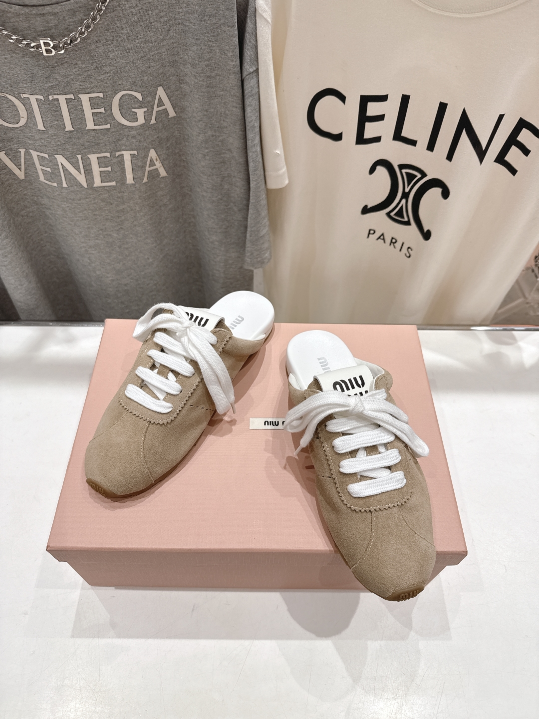顶级出厂 皮面
 MiuMiu 缪缪2025ss早春新品轻便半拖球鞋德训鞋休闲鞋，缪缪大秀上爆出的这双球