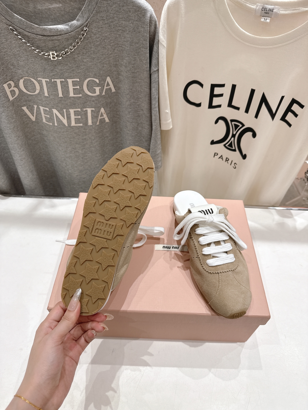 顶级出厂 皮面
 MiuMiu 缪缪2025ss早春新品轻便半拖球鞋德训鞋休闲鞋，缪缪大秀上爆出的这双球