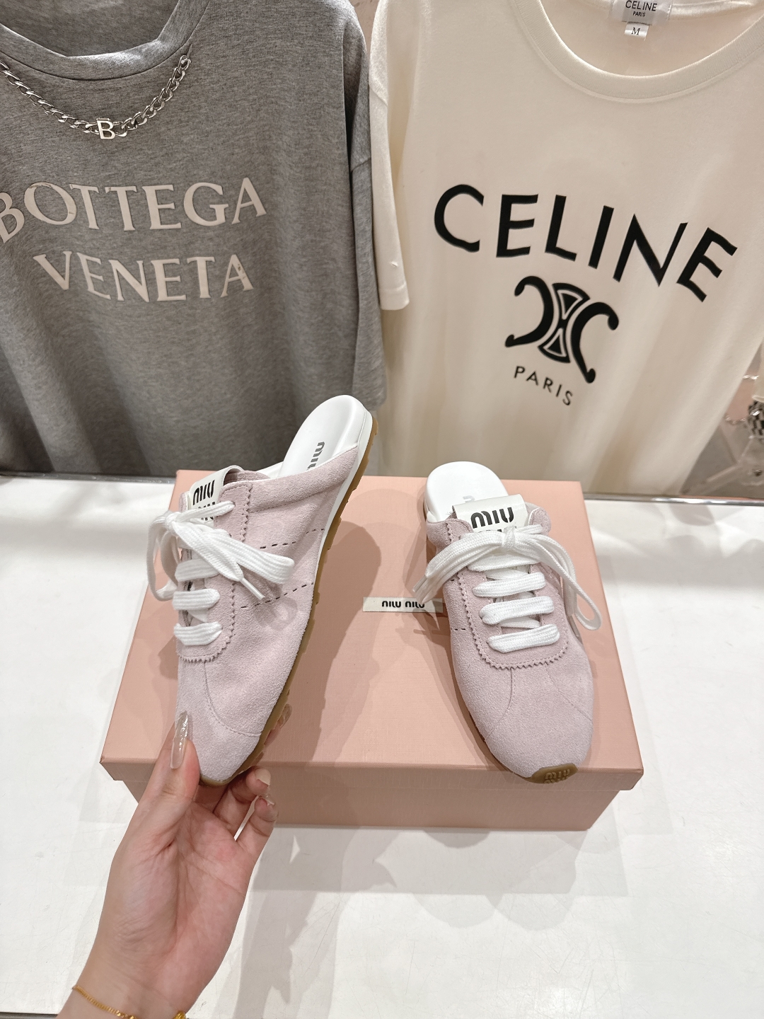 顶级出厂 皮面
 MiuMiu 缪缪2025ss早春新品轻便半拖球鞋德训鞋休闲鞋，缪缪大秀上爆出的这双球