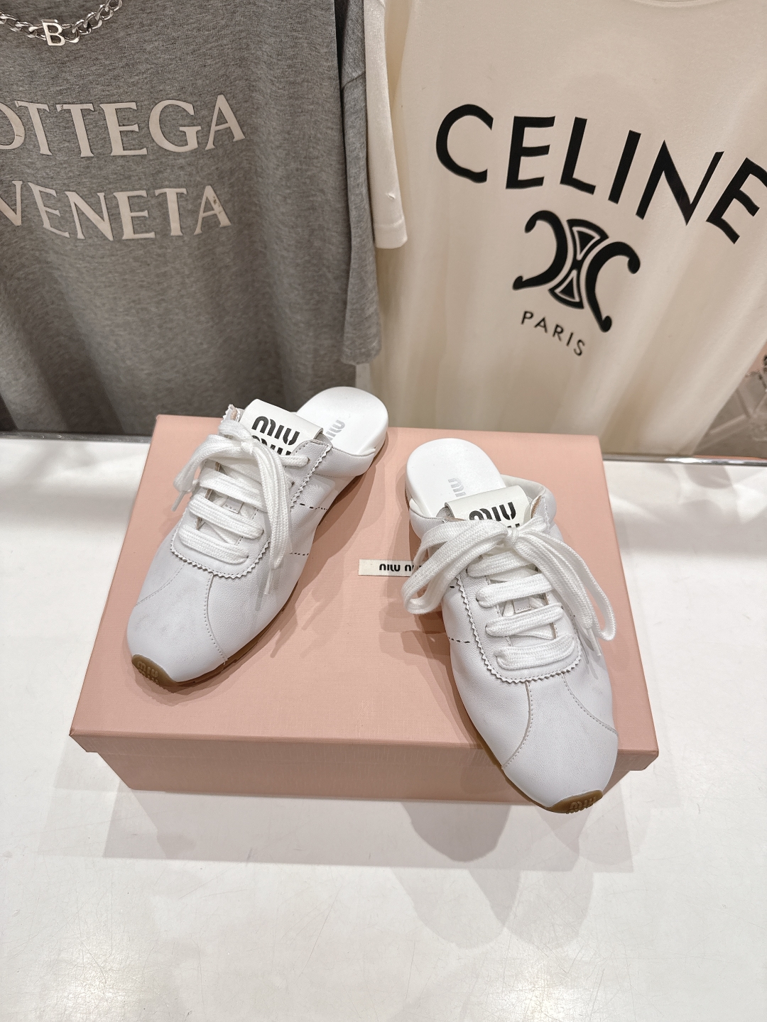 顶级出厂 皮面
 MiuMiu 缪缪2025ss早春新品轻便半拖球鞋德训鞋休闲鞋，缪缪大秀上爆出的这双球