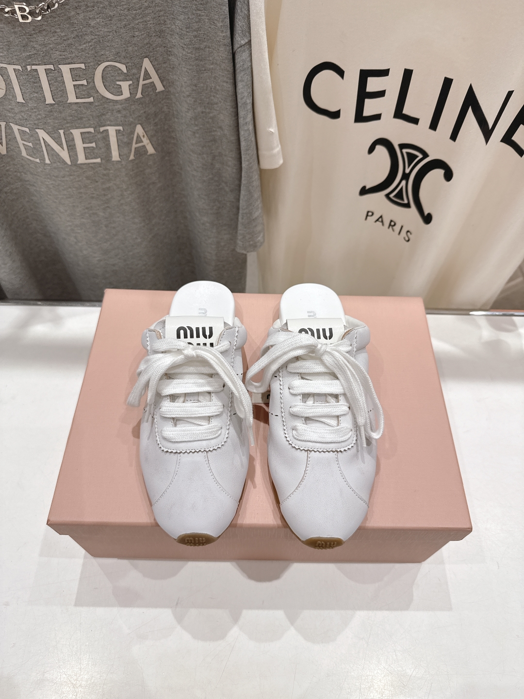 顶级出厂 皮面
 MiuMiu 缪缪2025ss早春新品轻便半拖球鞋德训鞋休闲鞋，缪缪大秀上爆出的这双球