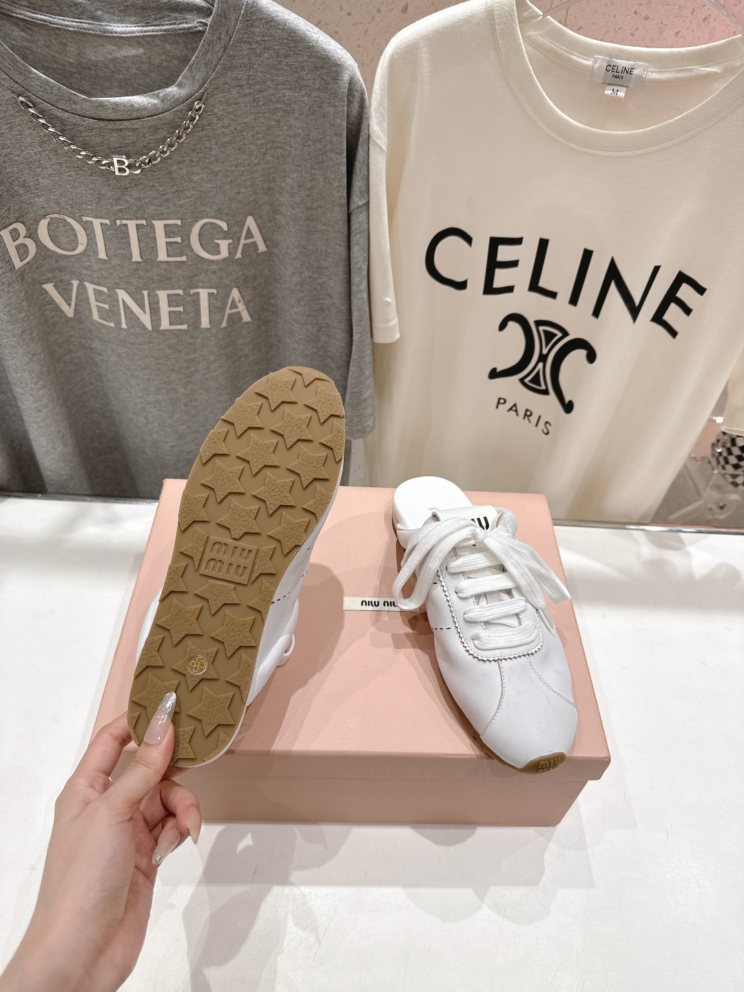 顶级出厂 皮面
 MiuMiu 缪缪2025ss早春新品轻便半拖球鞋德训鞋休闲鞋，缪缪大秀上爆出的这双球