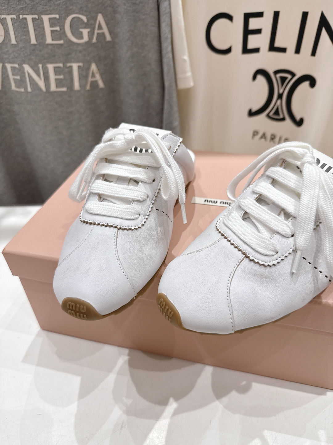 顶级出厂 皮面
 MiuMiu 缪缪2025ss早春新品轻便半拖球鞋德训鞋休闲鞋，缪缪大秀上爆出的这双球