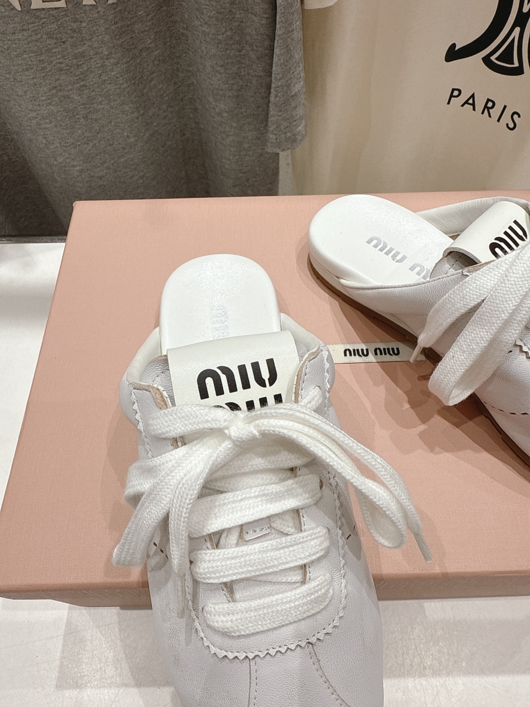 顶级出厂 皮面
 MiuMiu 缪缪2025ss早春新品轻便半拖球鞋德训鞋休闲鞋，缪缪大秀上爆出的这双球