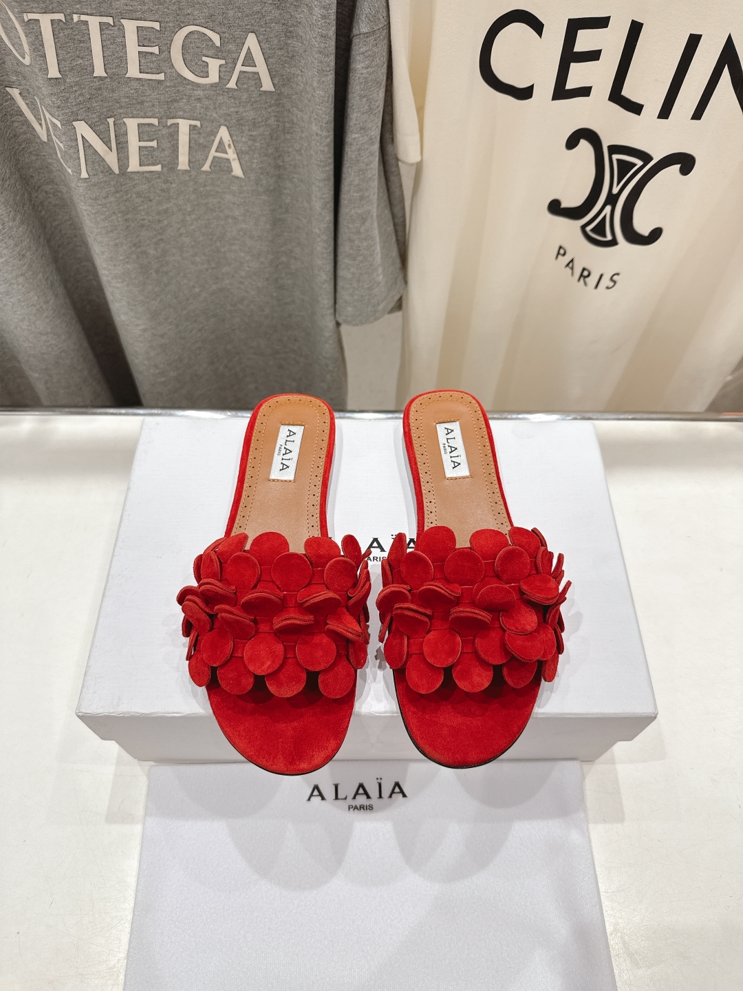 高版本出厂
 独家新品 Alaia 阿莱亚25ss/ 走秀款手工穿花平底拖鞋 最近超火的一款平底拖鞋

