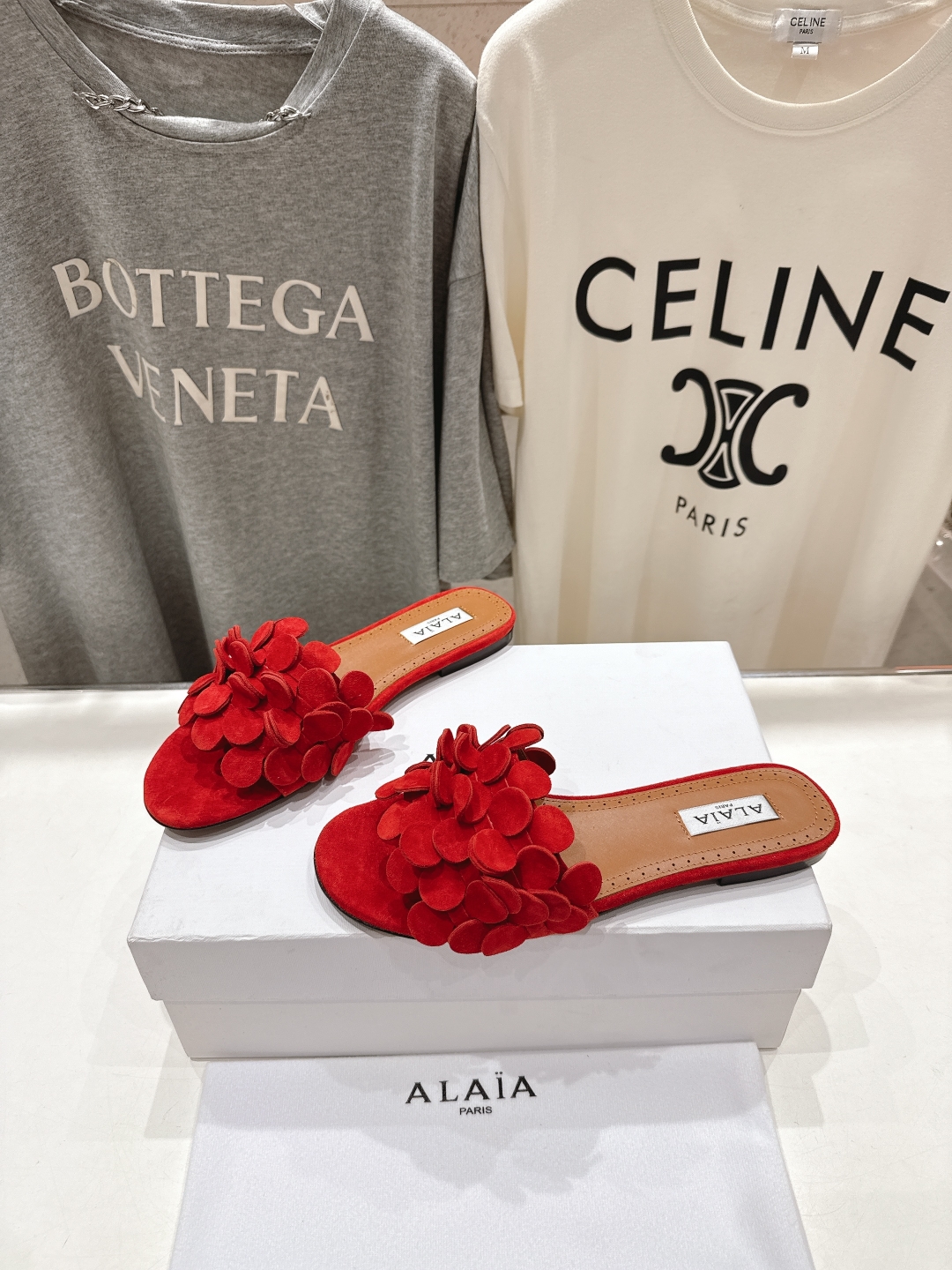 高版本出厂
 独家新品 Alaia 阿莱亚25ss/ 走秀款手工穿花平底拖鞋 最近超火的一款平底拖鞋

