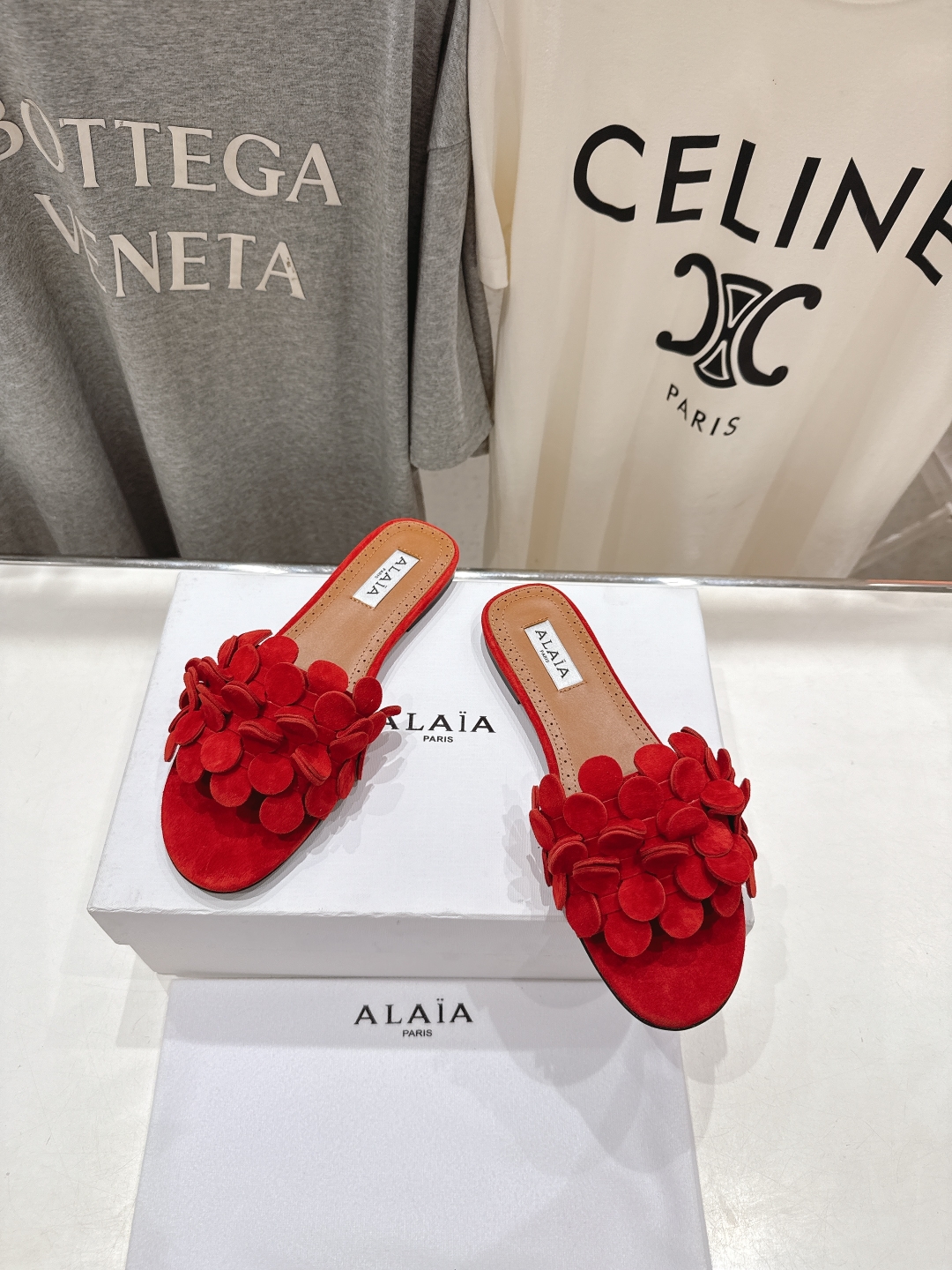 高版本出厂
 独家新品 Alaia 阿莱亚25ss/ 走秀款手工穿花平底拖鞋 最近超火的一款平底拖鞋

