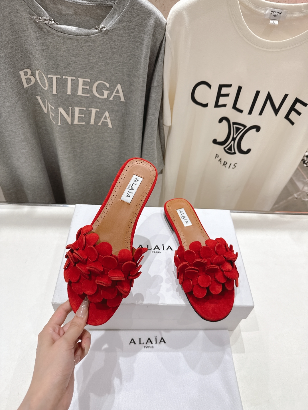 高版本出厂
 独家新品 Alaia 阿莱亚25ss/ 走秀款手工穿花平底拖鞋 最近超火的一款平底拖鞋

