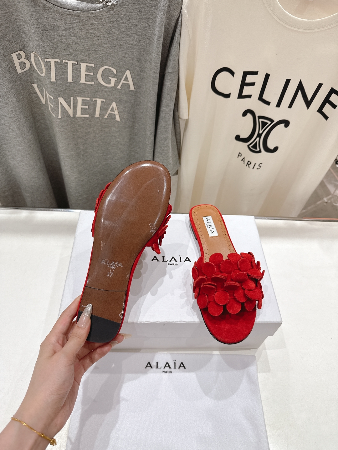 高版本出厂
 独家新品 Alaia 阿莱亚25ss/ 走秀款手工穿花平底拖鞋 最近超火的一款平底拖鞋

