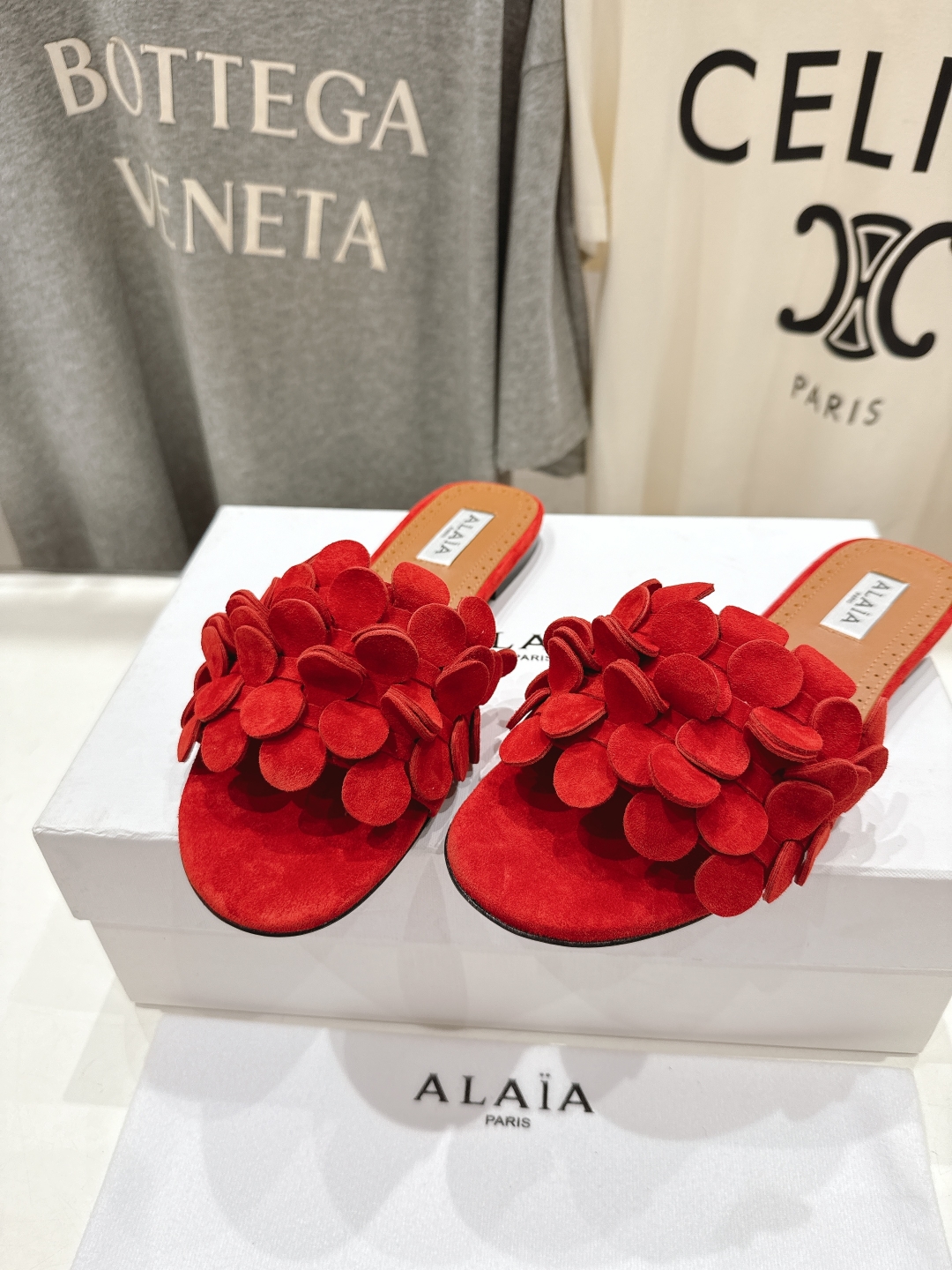 高版本出厂
 独家新品 Alaia 阿莱亚25ss/ 走秀款手工穿花平底拖鞋 最近超火的一款平底拖鞋

