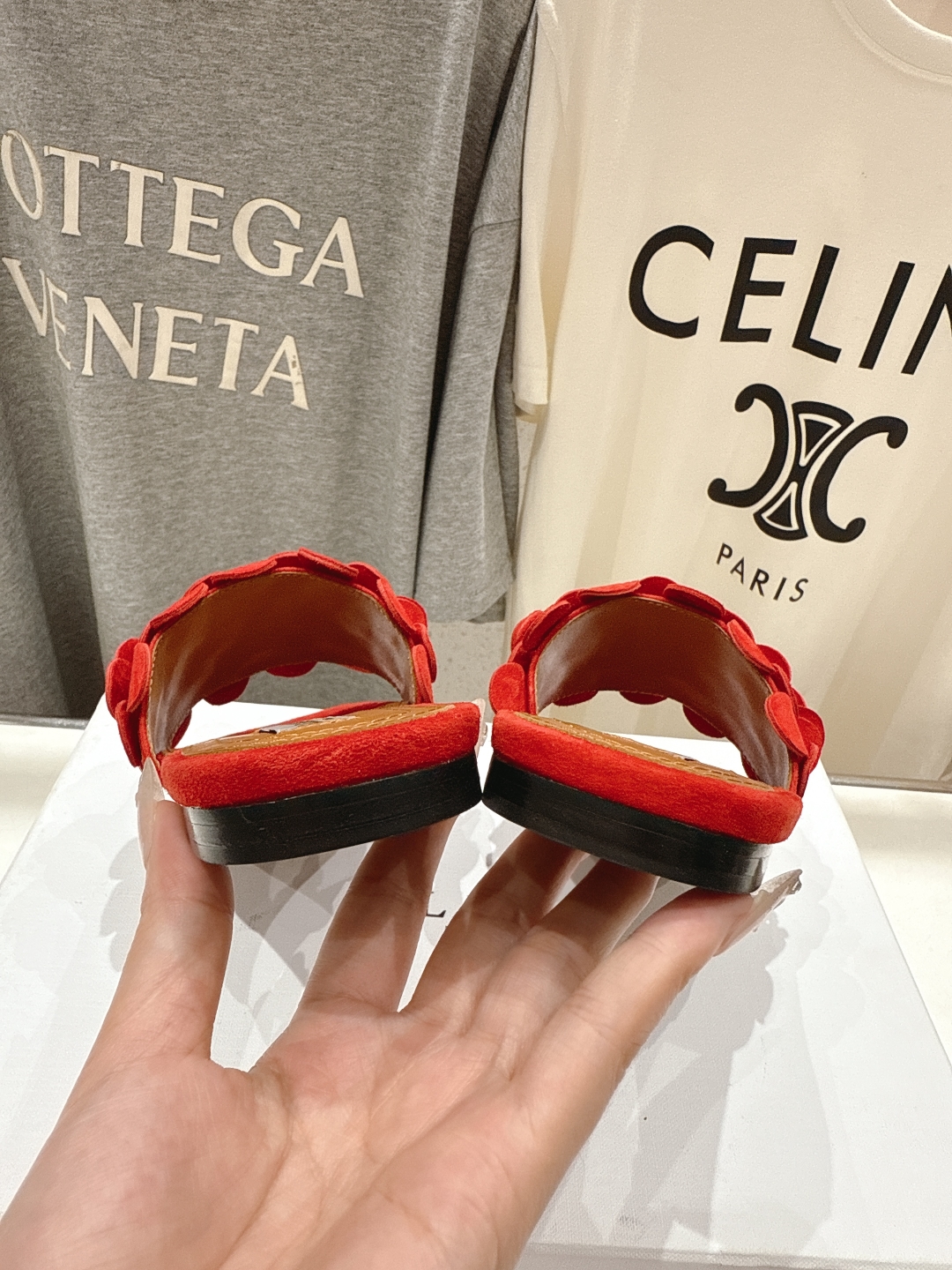 高版本出厂
 独家新品 Alaia 阿莱亚25ss/ 走秀款手工穿花平底拖鞋 最近超火的一款平底拖鞋

