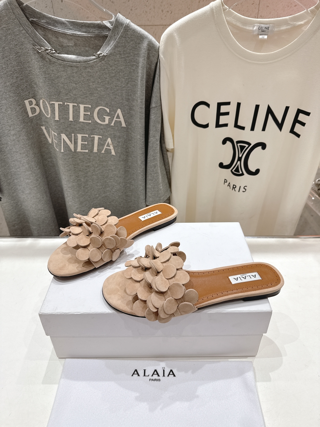 高版本出厂
 独家新品 Alaia 阿莱亚25ss/ 走秀款手工穿花平底拖鞋 最近超火的一款平底拖鞋

