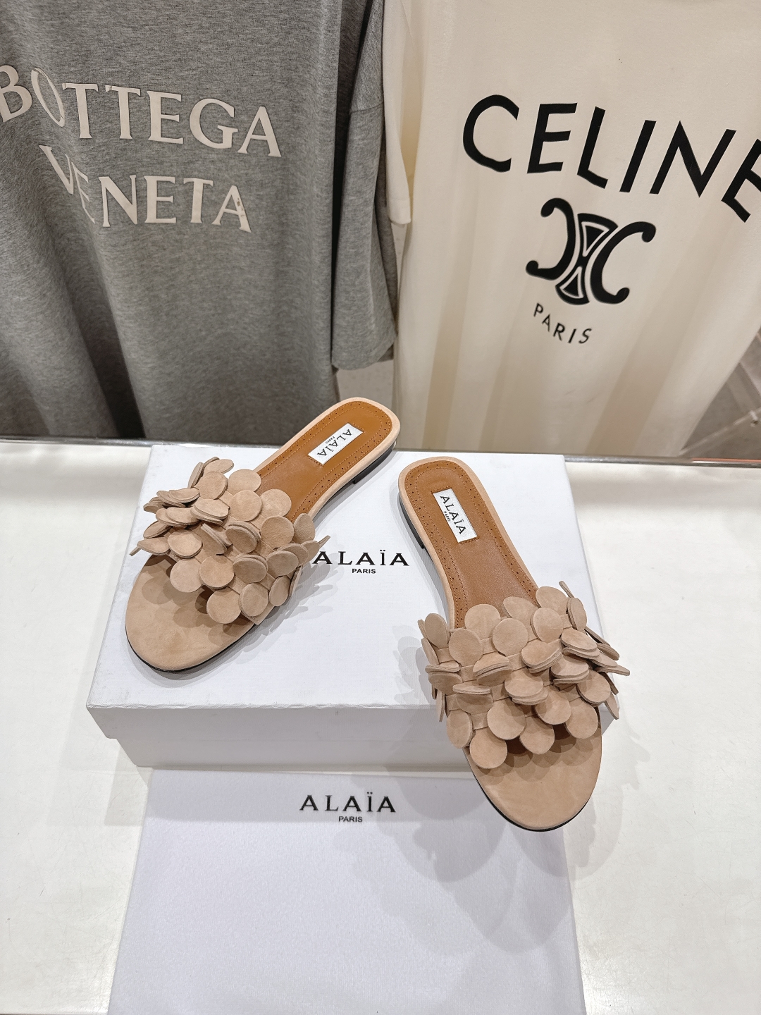 高版本出厂
 独家新品 Alaia 阿莱亚25ss/ 走秀款手工穿花平底拖鞋 最近超火的一款平底拖鞋

