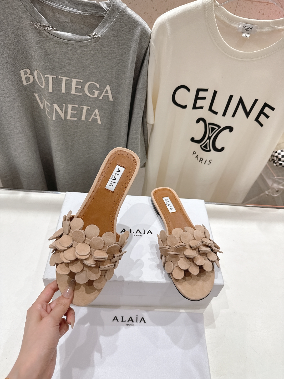 高版本出厂
 独家新品 Alaia 阿莱亚25ss/ 走秀款手工穿花平底拖鞋 最近超火的一款平底拖鞋

