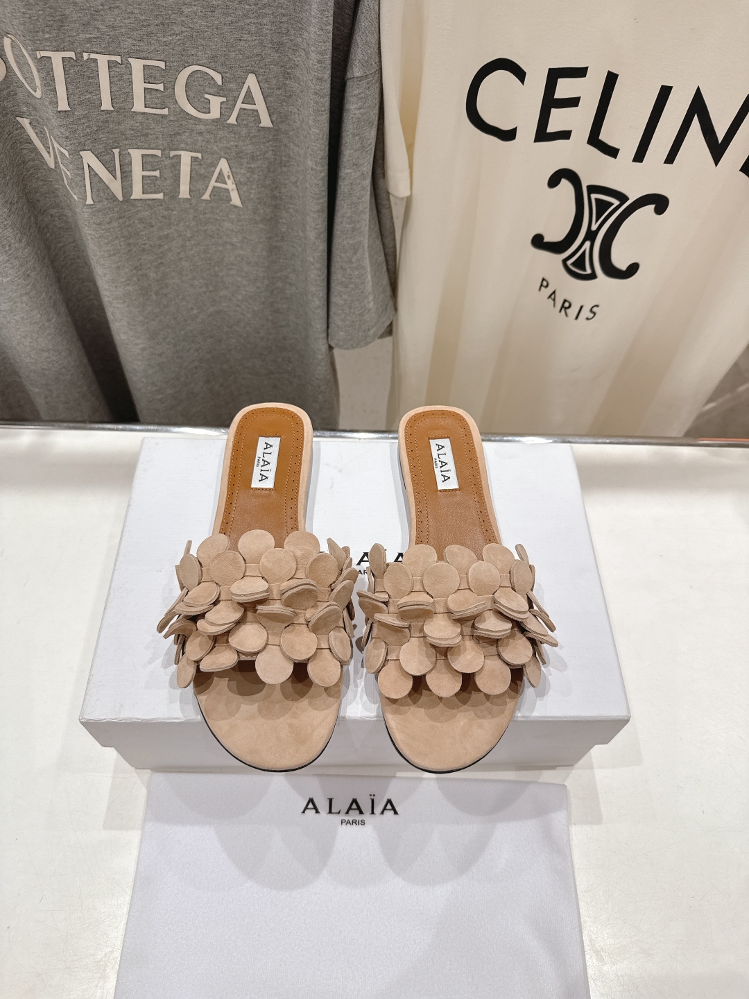 高版本出厂
 独家新品 Alaia 阿莱亚25ss/ 走秀款手工穿花平底拖鞋 最近超火的一款平底拖鞋

