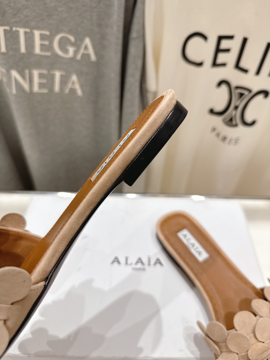 高版本出厂
 独家新品 Alaia 阿莱亚25ss/ 走秀款手工穿花平底拖鞋 最近超火的一款平底拖鞋

