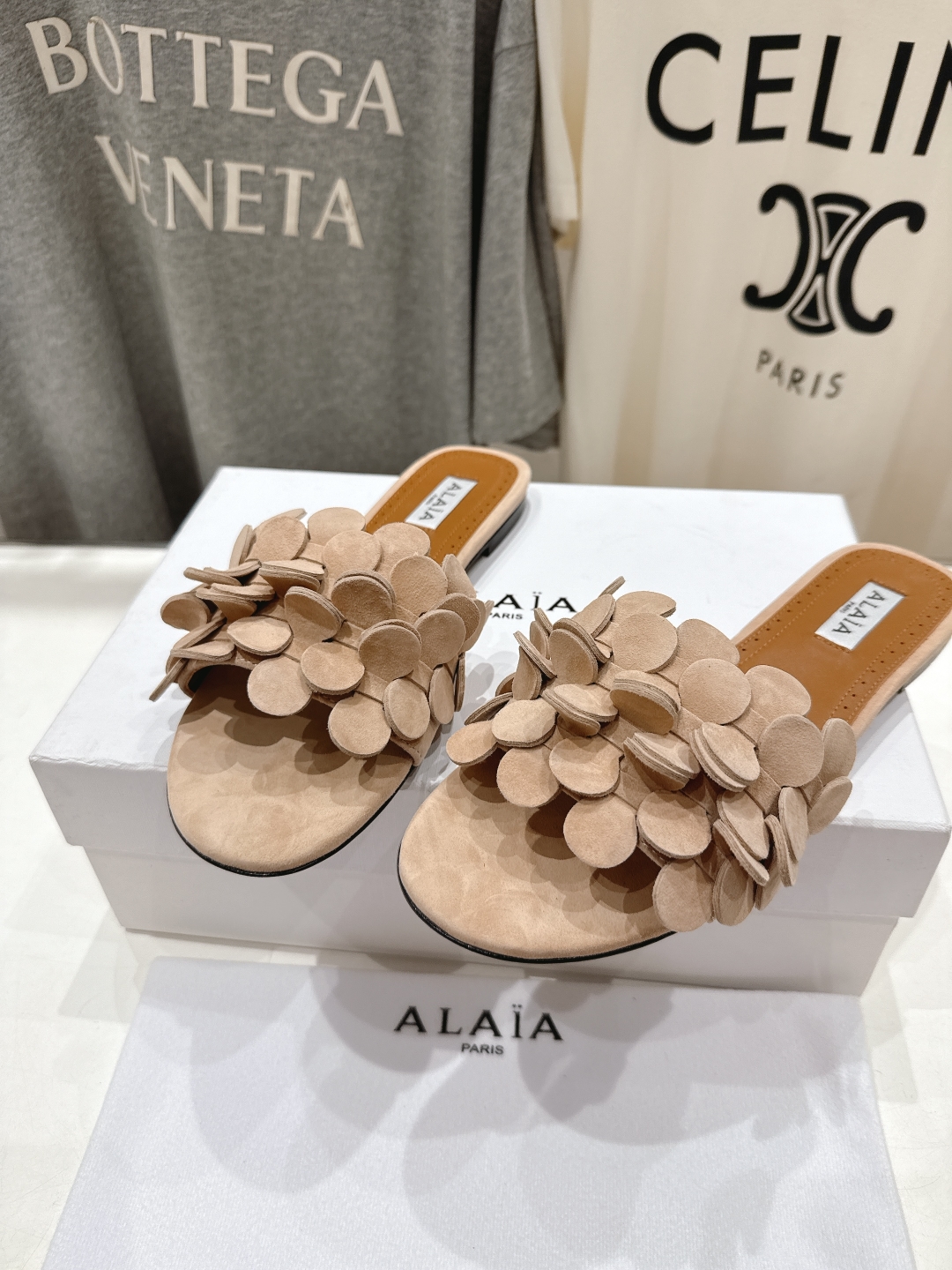 高版本出厂
 独家新品 Alaia 阿莱亚25ss/ 走秀款手工穿花平底拖鞋 最近超火的一款平底拖鞋

