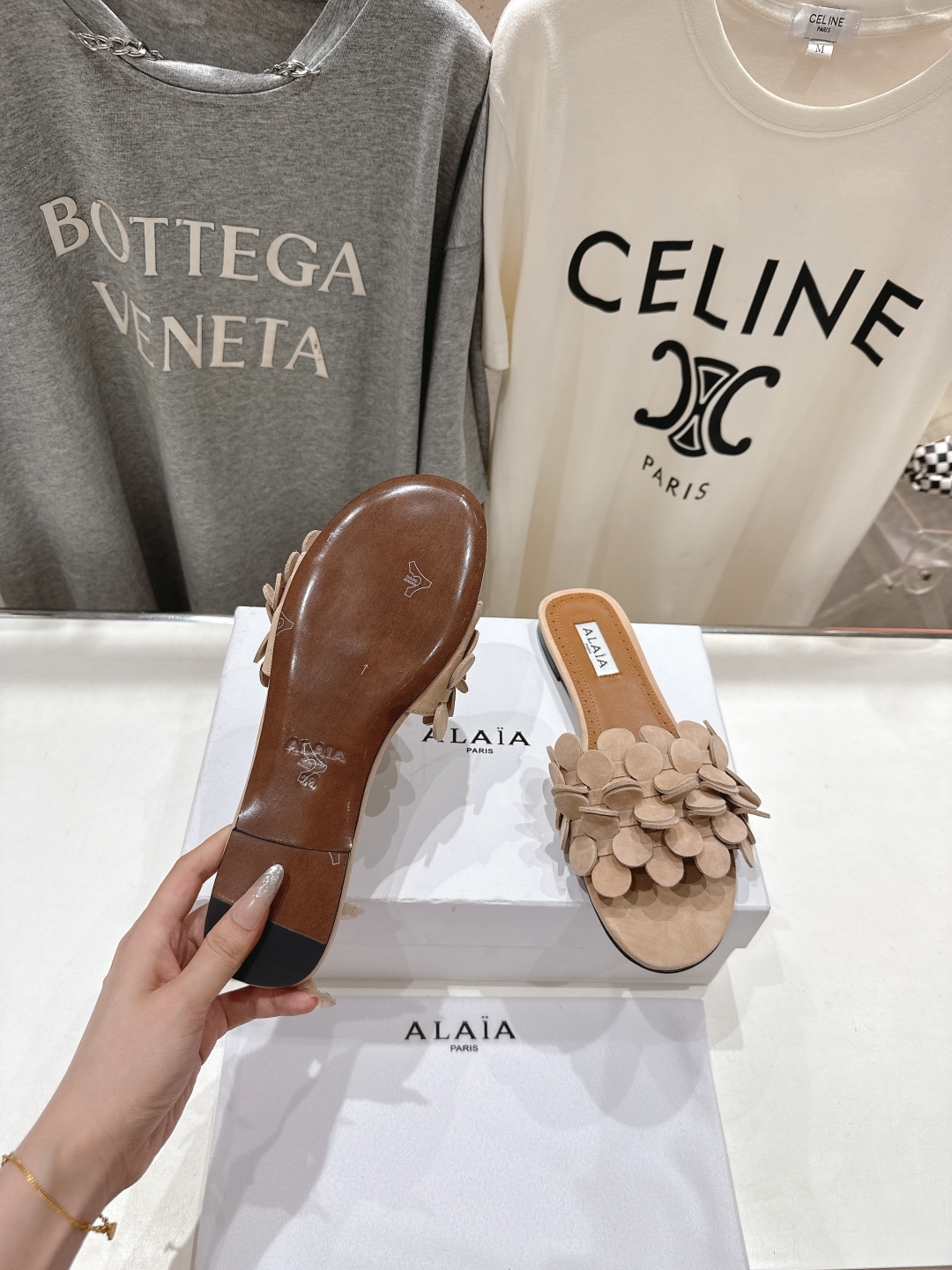 高版本出厂
 独家新品 Alaia 阿莱亚25ss/ 走秀款手工穿花平底拖鞋 最近超火的一款平底拖鞋

