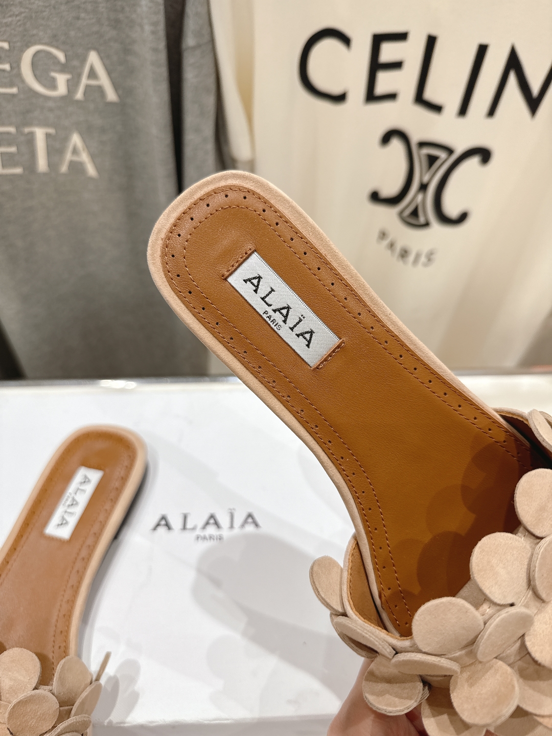 高版本出厂
 独家新品 Alaia 阿莱亚25ss/ 走秀款手工穿花平底拖鞋 最近超火的一款平底拖鞋

