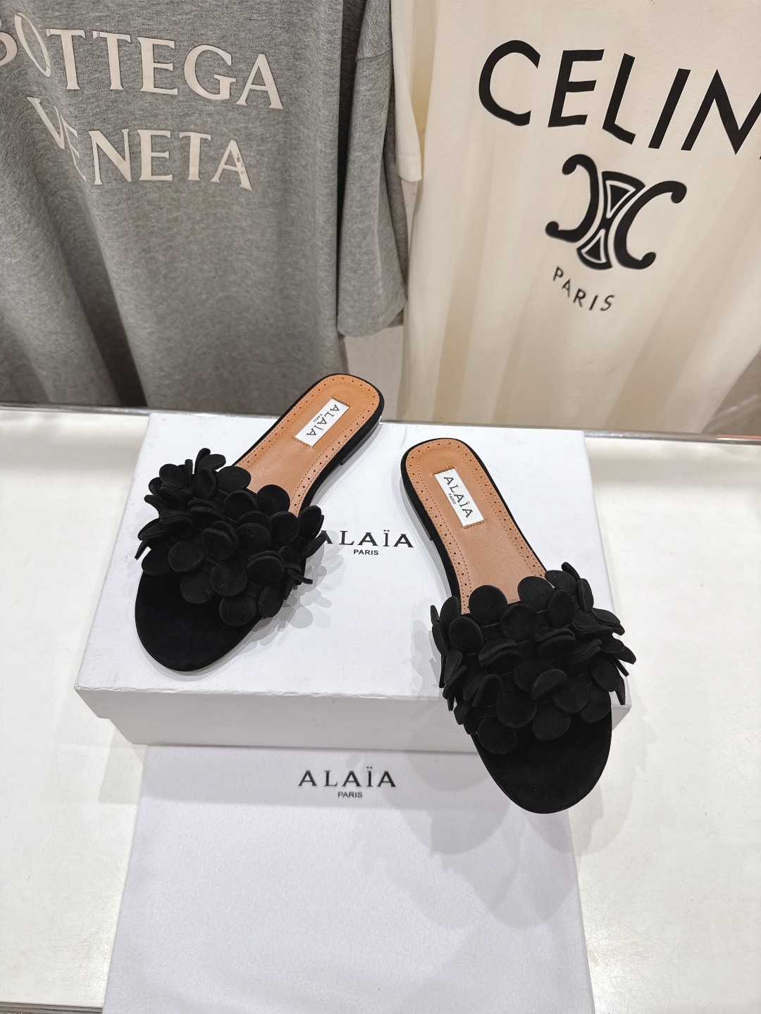 高版本出厂
 独家新品 Alaia 阿莱亚25ss/ 走秀款手工穿花平底拖鞋 最近超火的一款平底拖鞋

