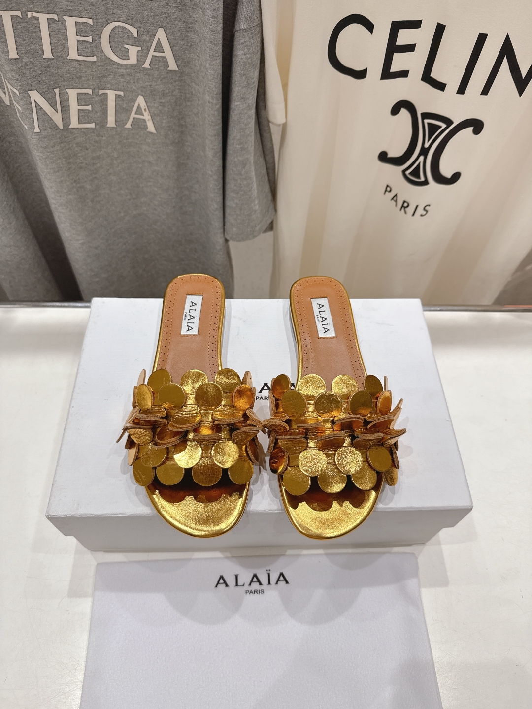 高版本出厂
 独家新品 Alaia 阿莱亚25ss/ 走秀款手工穿花平底拖鞋 最近超火的一款平底拖鞋

