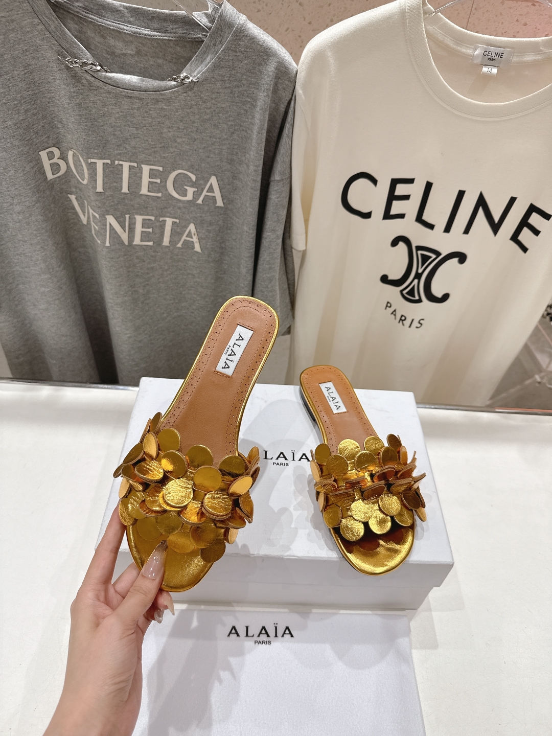 高版本出厂
 独家新品 Alaia 阿莱亚25ss/ 走秀款手工穿花平底拖鞋 最近超火的一款平底拖鞋

