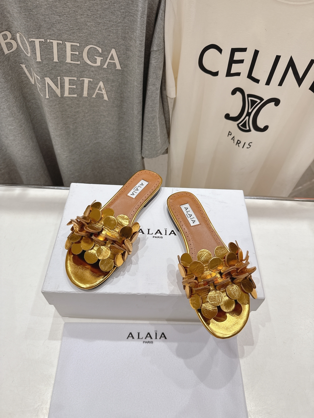 高版本出厂
 独家新品 Alaia 阿莱亚25ss/ 走秀款手工穿花平底拖鞋 最近超火的一款平底拖鞋

