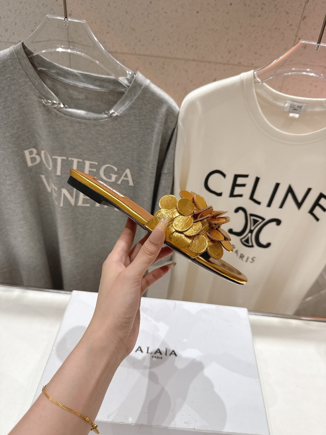 高版本出厂
 独家新品 Alaia 阿莱亚25ss/ 走秀款手工穿花平底拖鞋 最近超火的一款平底拖鞋

