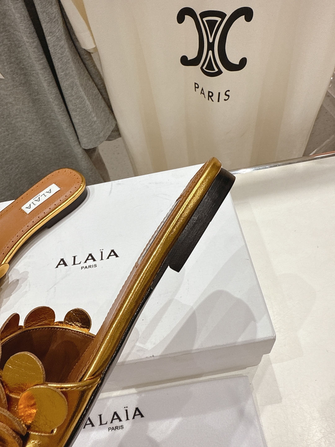 高版本出厂
 独家新品 Alaia 阿莱亚25ss/ 走秀款手工穿花平底拖鞋 最近超火的一款平底拖鞋

