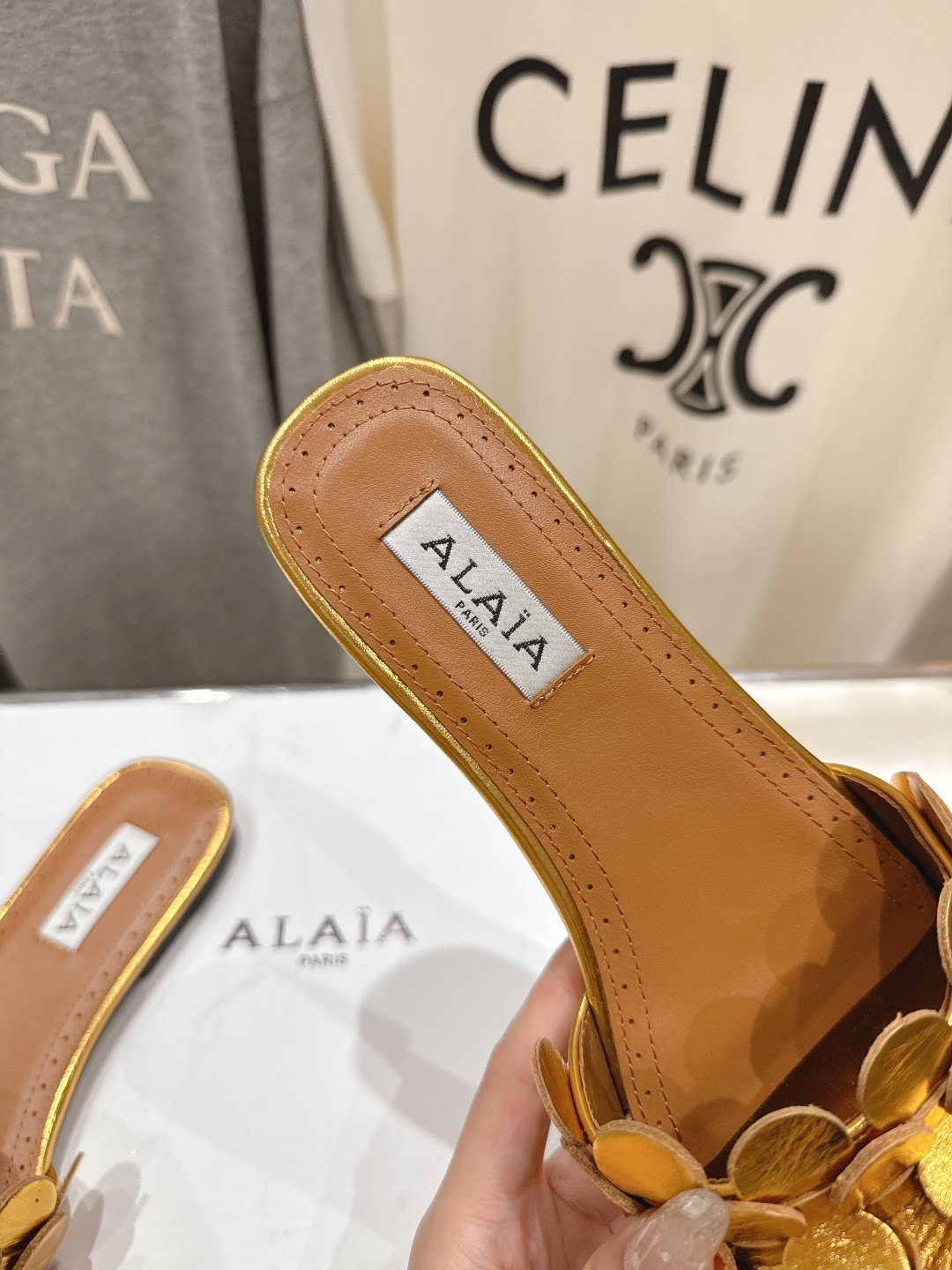 高版本出厂
 独家新品 Alaia 阿莱亚25ss/ 走秀款手工穿花平底拖鞋 最近超火的一款平底拖鞋

