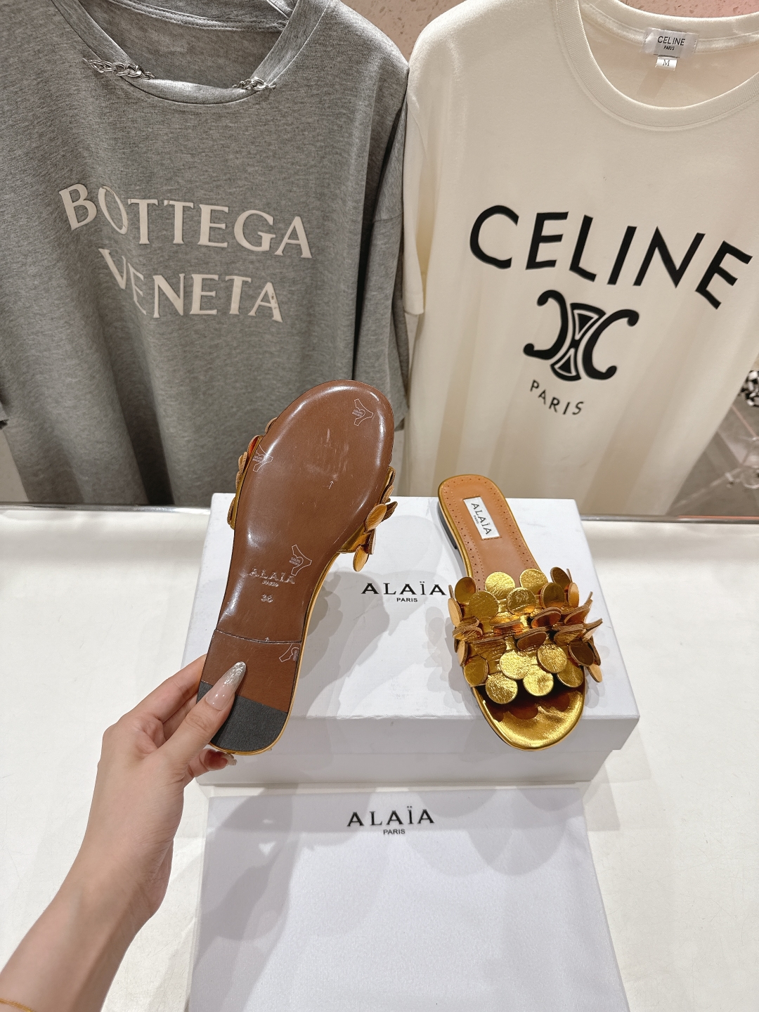 高版本出厂
 独家新品 Alaia 阿莱亚25ss/ 走秀款手工穿花平底拖鞋 最近超火的一款平底拖鞋

