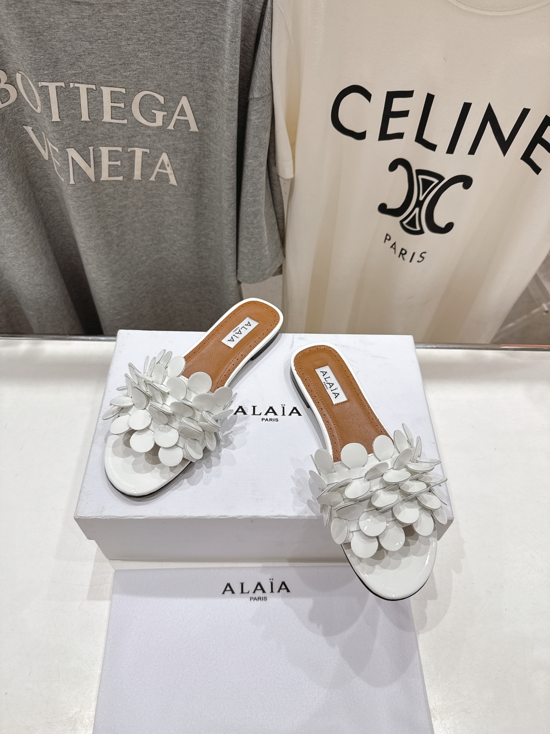 高版本出厂
 独家新品 Alaia 阿莱亚25ss/ 走秀款手工穿花平底拖鞋 最近超火的一款平底拖鞋

