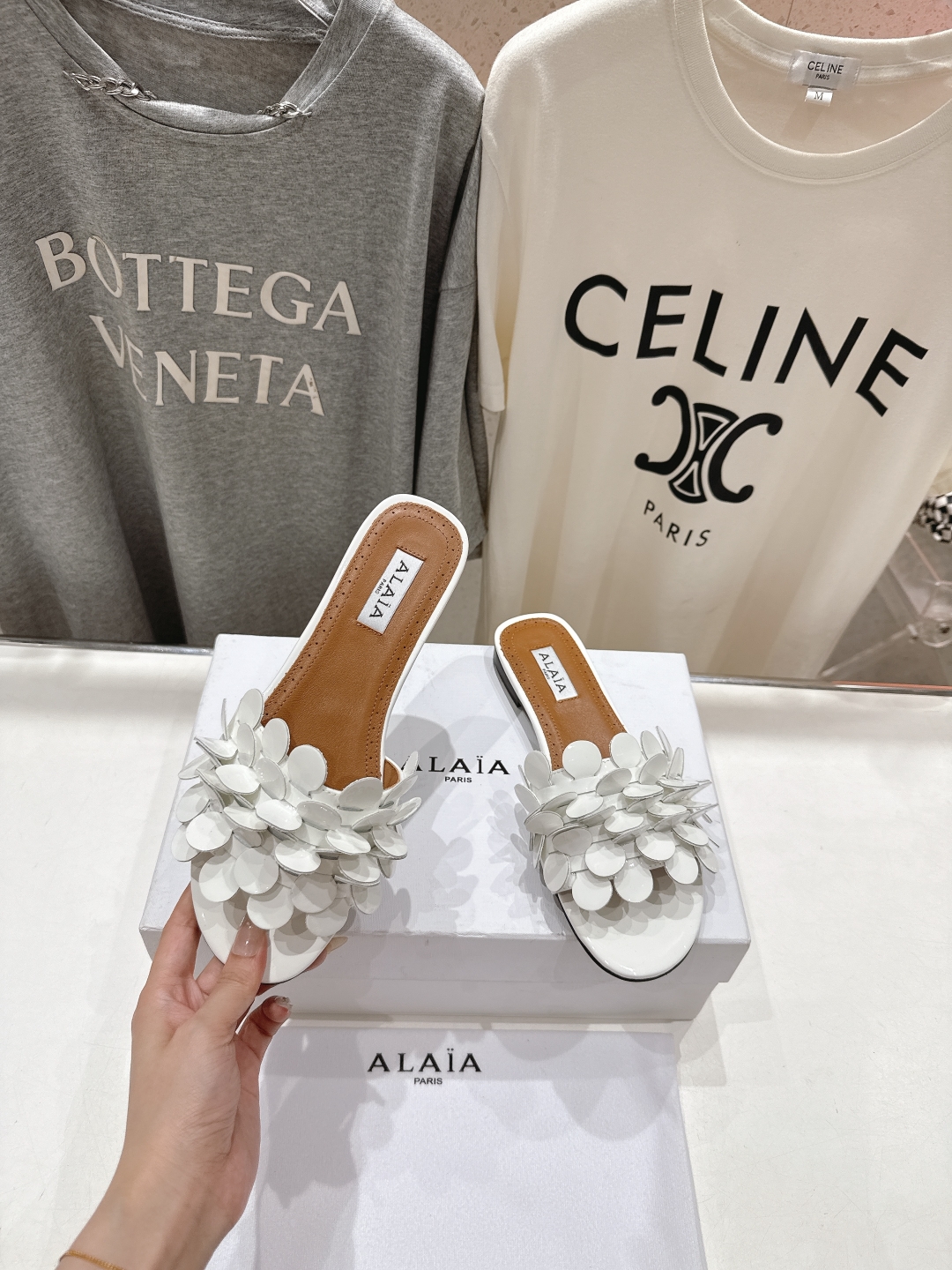 高版本出厂
 独家新品 Alaia 阿莱亚25ss/ 走秀款手工穿花平底拖鞋 最近超火的一款平底拖鞋

