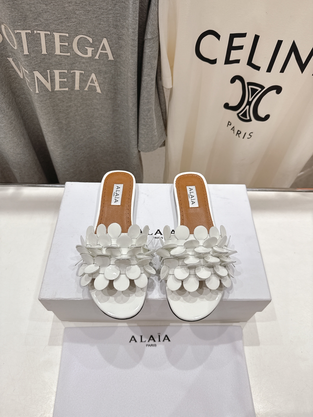 高版本出厂
 独家新品 Alaia 阿莱亚25ss/ 走秀款手工穿花平底拖鞋 最近超火的一款平底拖鞋

