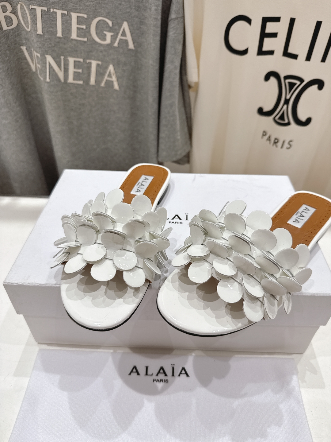 高版本出厂
 独家新品 Alaia 阿莱亚25ss/ 走秀款手工穿花平底拖鞋 最近超火的一款平底拖鞋

