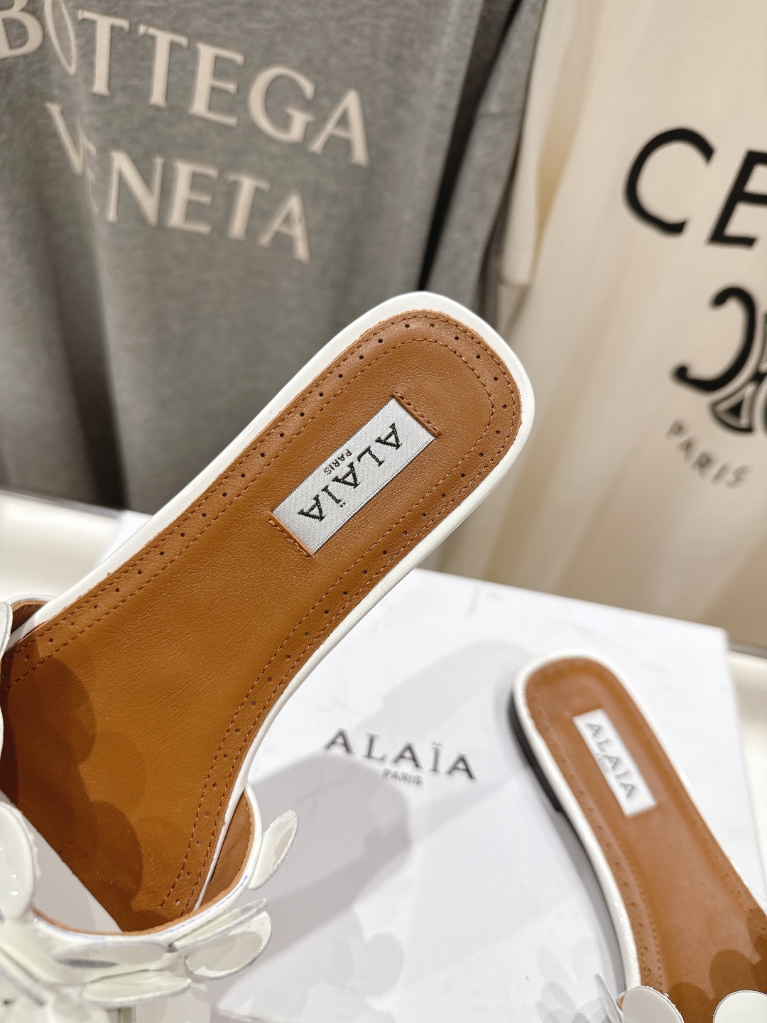 高版本出厂
 独家新品 Alaia 阿莱亚25ss/ 走秀款手工穿花平底拖鞋 最近超火的一款平底拖鞋

