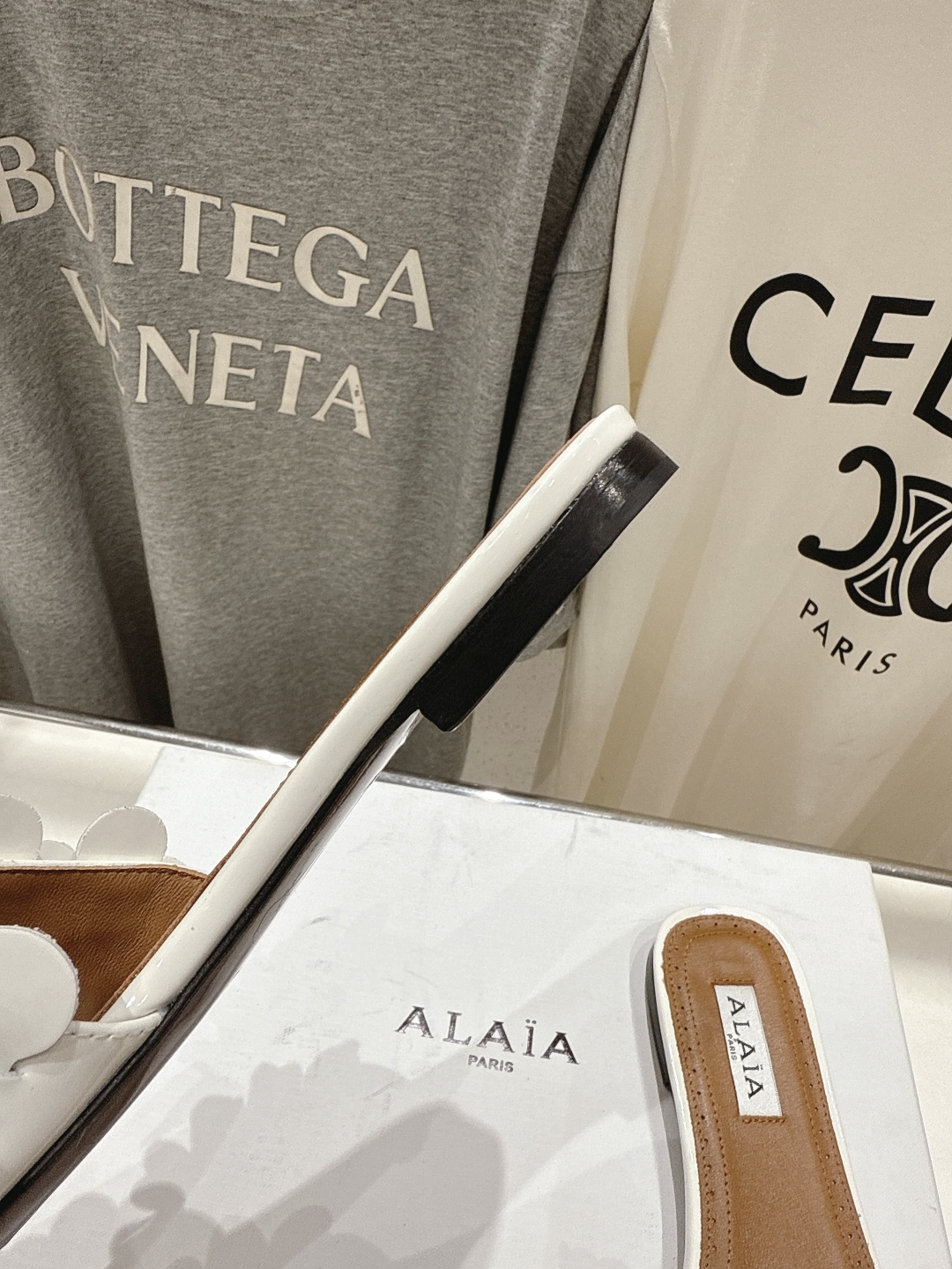 高版本出厂
 独家新品 Alaia 阿莱亚25ss/ 走秀款手工穿花平底拖鞋 最近超火的一款平底拖鞋

