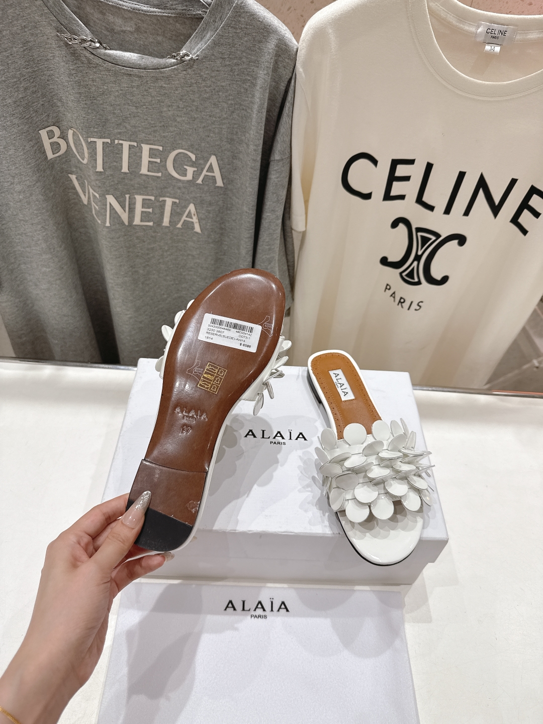 高版本出厂
 独家新品 Alaia 阿莱亚25ss/ 走秀款手工穿花平底拖鞋 最近超火的一款平底拖鞋

