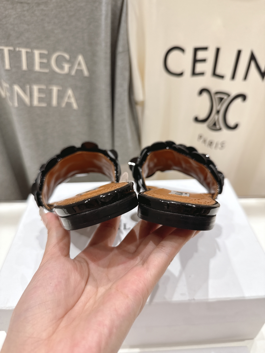 高版本出厂
 独家新品 Alaia 阿莱亚25ss/ 走秀款手工穿花平底拖鞋 最近超火的一款平底拖鞋


