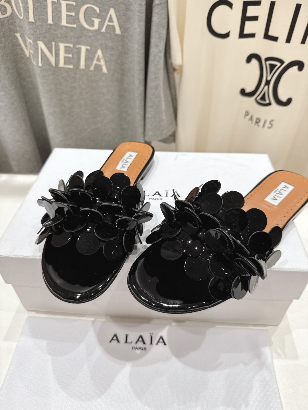 高版本出厂
 独家新品 Alaia 阿莱亚25ss/ 走秀款手工穿花平底拖鞋 最近超火的一款平底拖鞋

