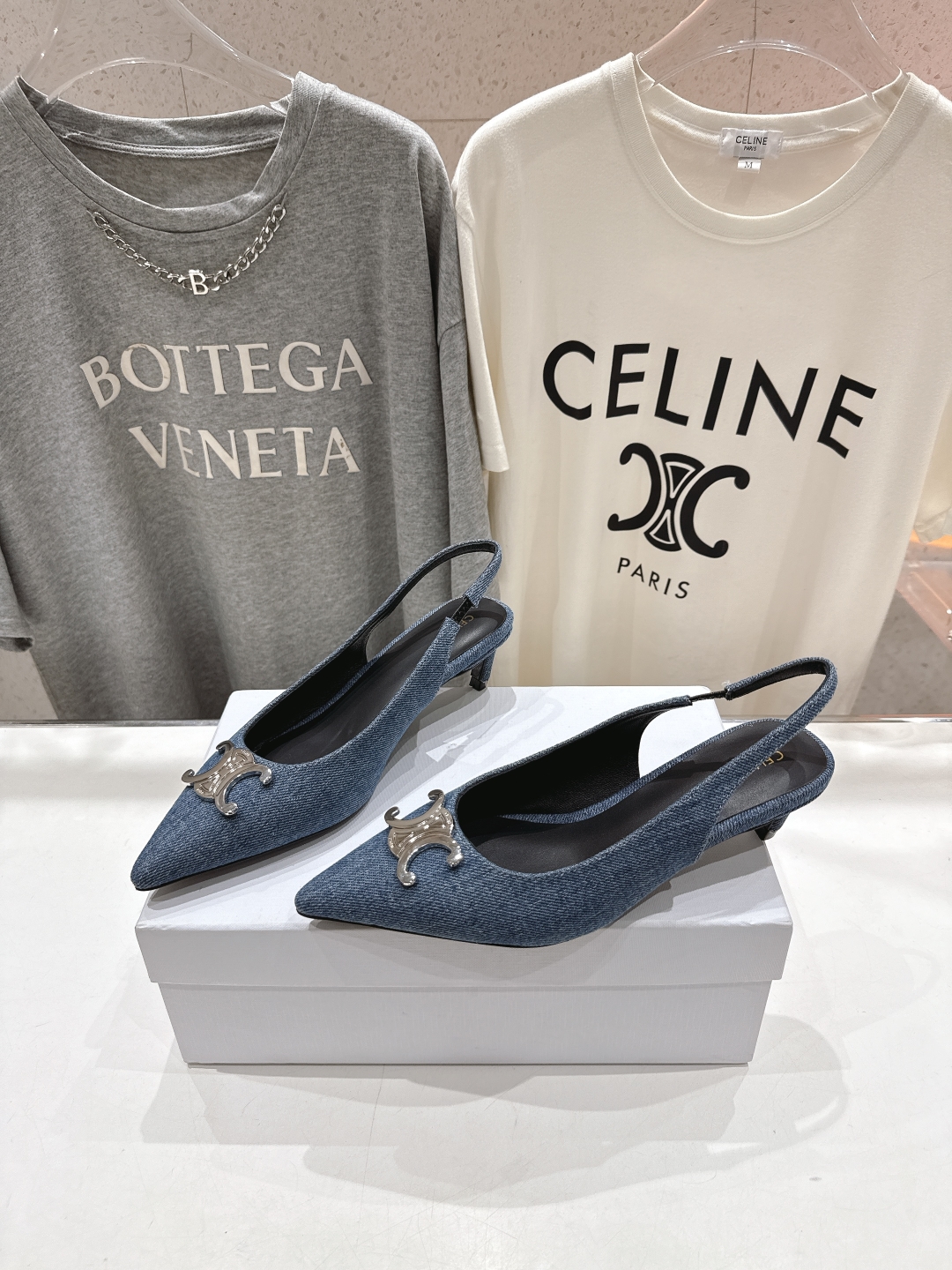 高版本出厂
 「CELINE」赛琳25ss·早春最美⚜️黑银尖头小猫跟高跟鞋～
思琳标志性的五金扣高级优