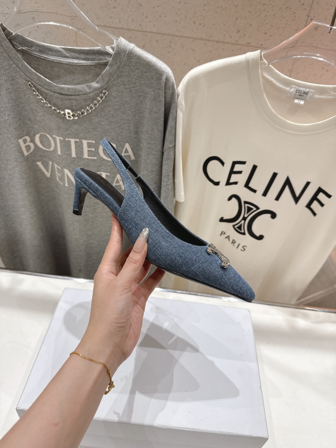 高版本出厂
 「CELINE」赛琳25ss·早春最美⚜️黑银尖头小猫跟高跟鞋～
思琳标志性的五金扣高级优
